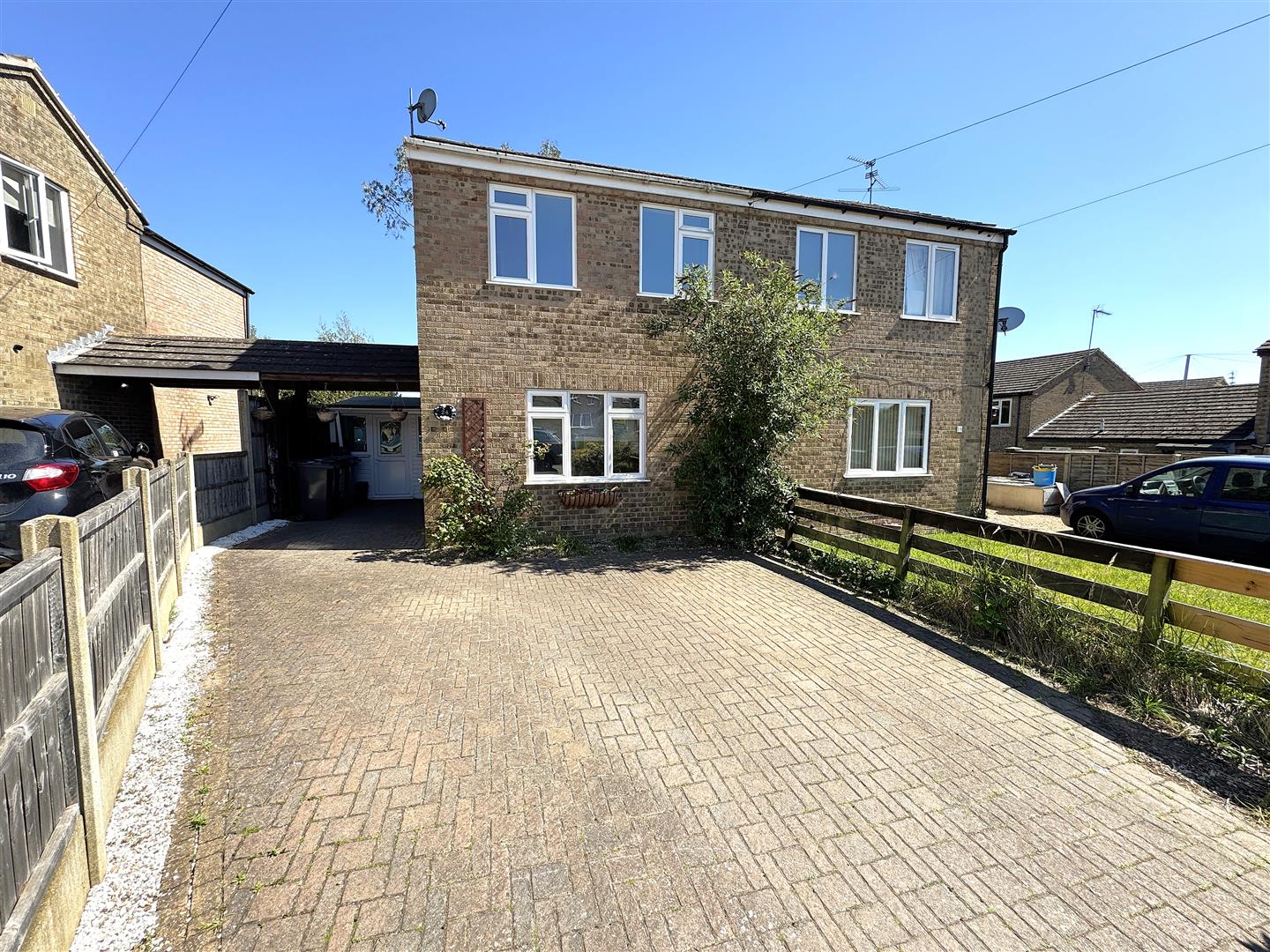 3 bedroom Semi-detached house For Sale