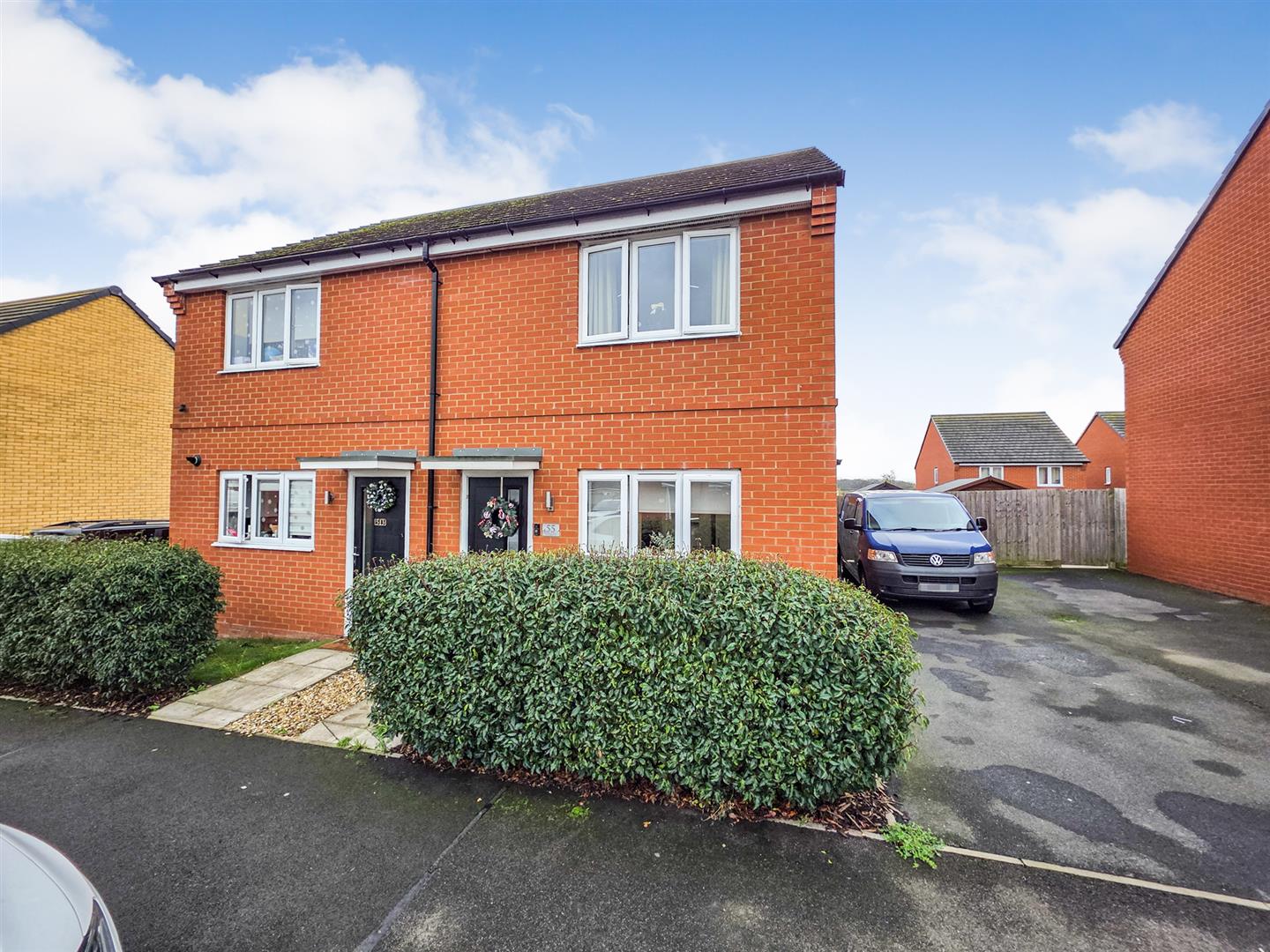 2 bedroom Semi-detached house Under Offer