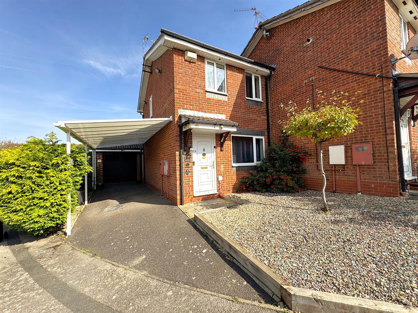 2 bedroom Semi-detached house Under Offer