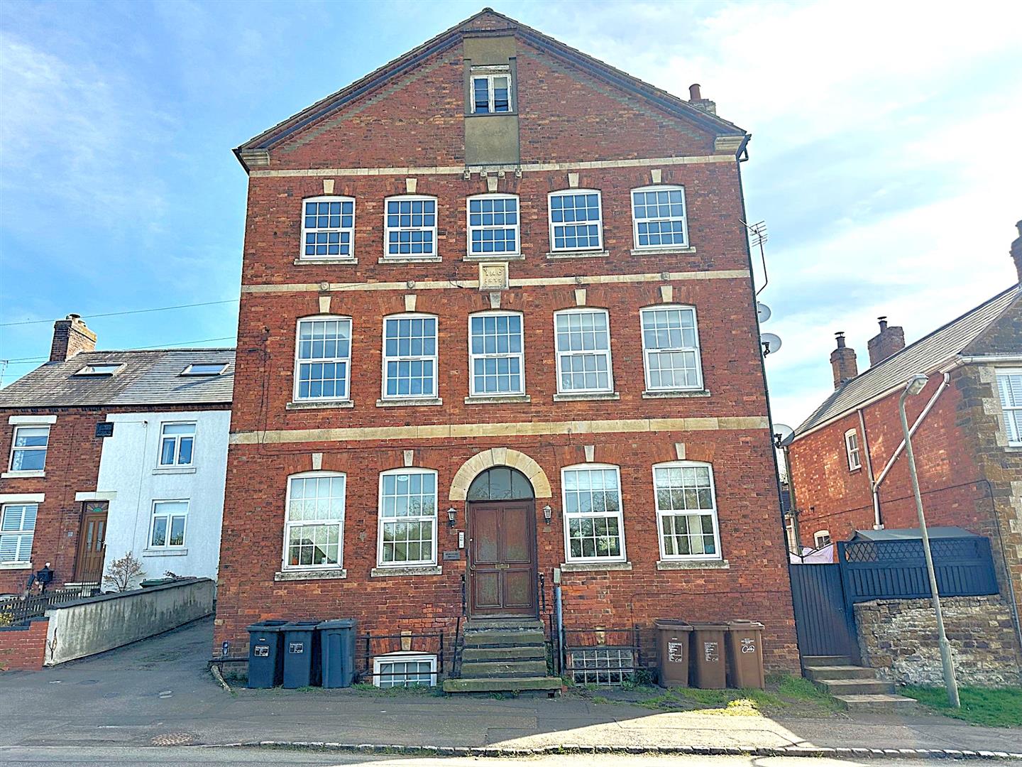 3 bedroom Apartment For Sale