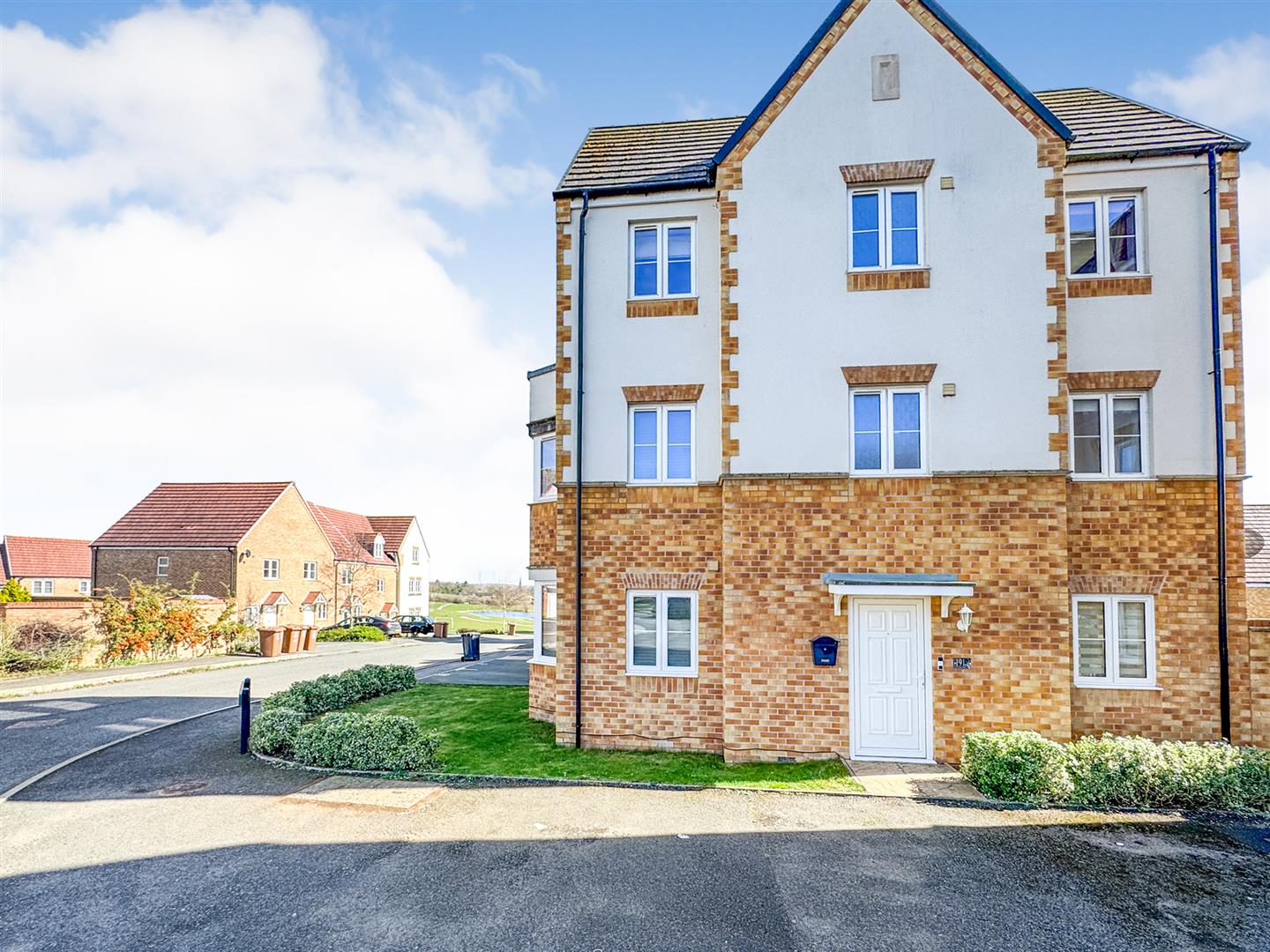 4 bedroom Link detached house Under Offer