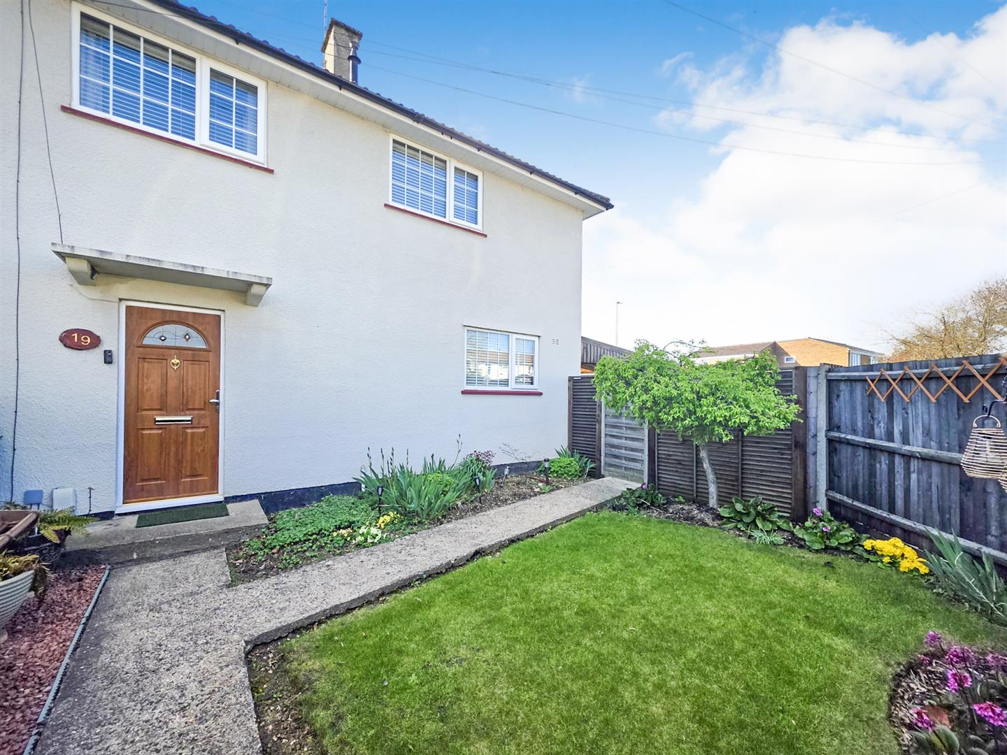 3 bedroom Semi-detached house Under Offer