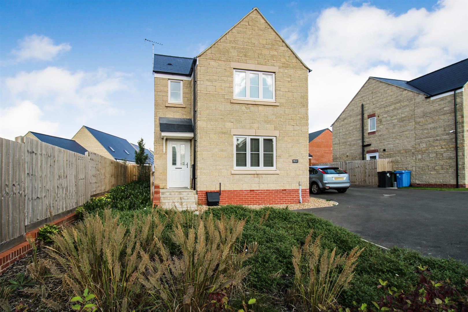 3 bedroom Detached house Under Offer