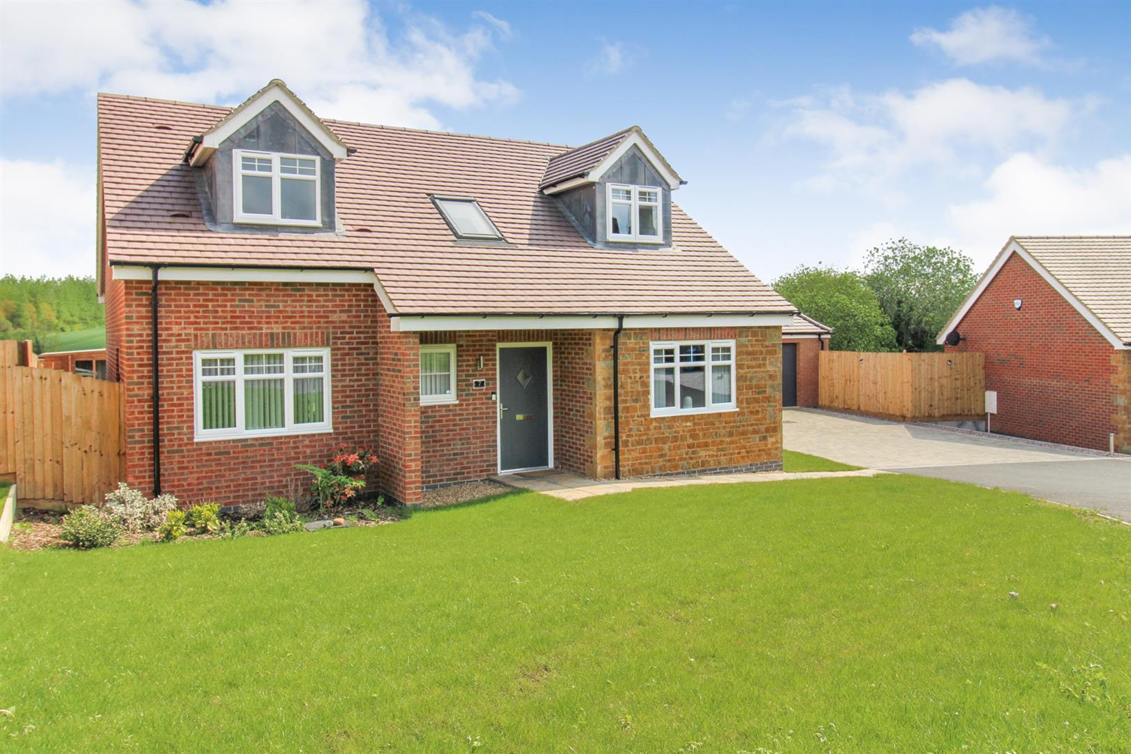 3 bedroom Detached house Under Offer