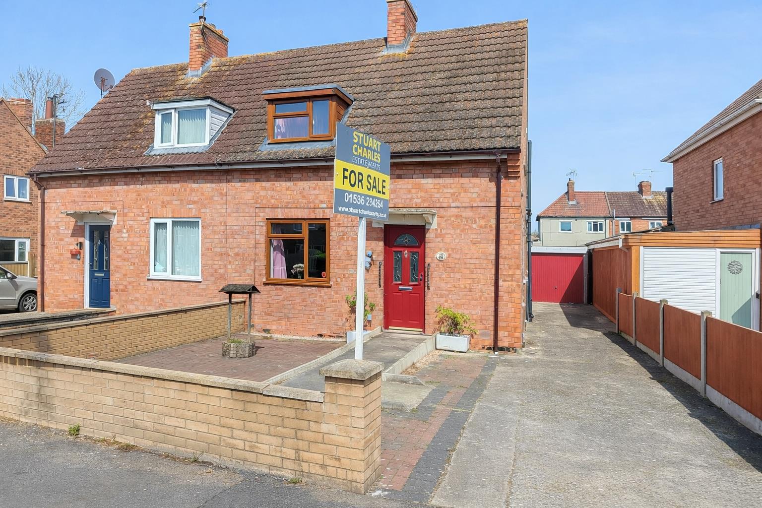 2 bedroom Semi-detached house Under Offer