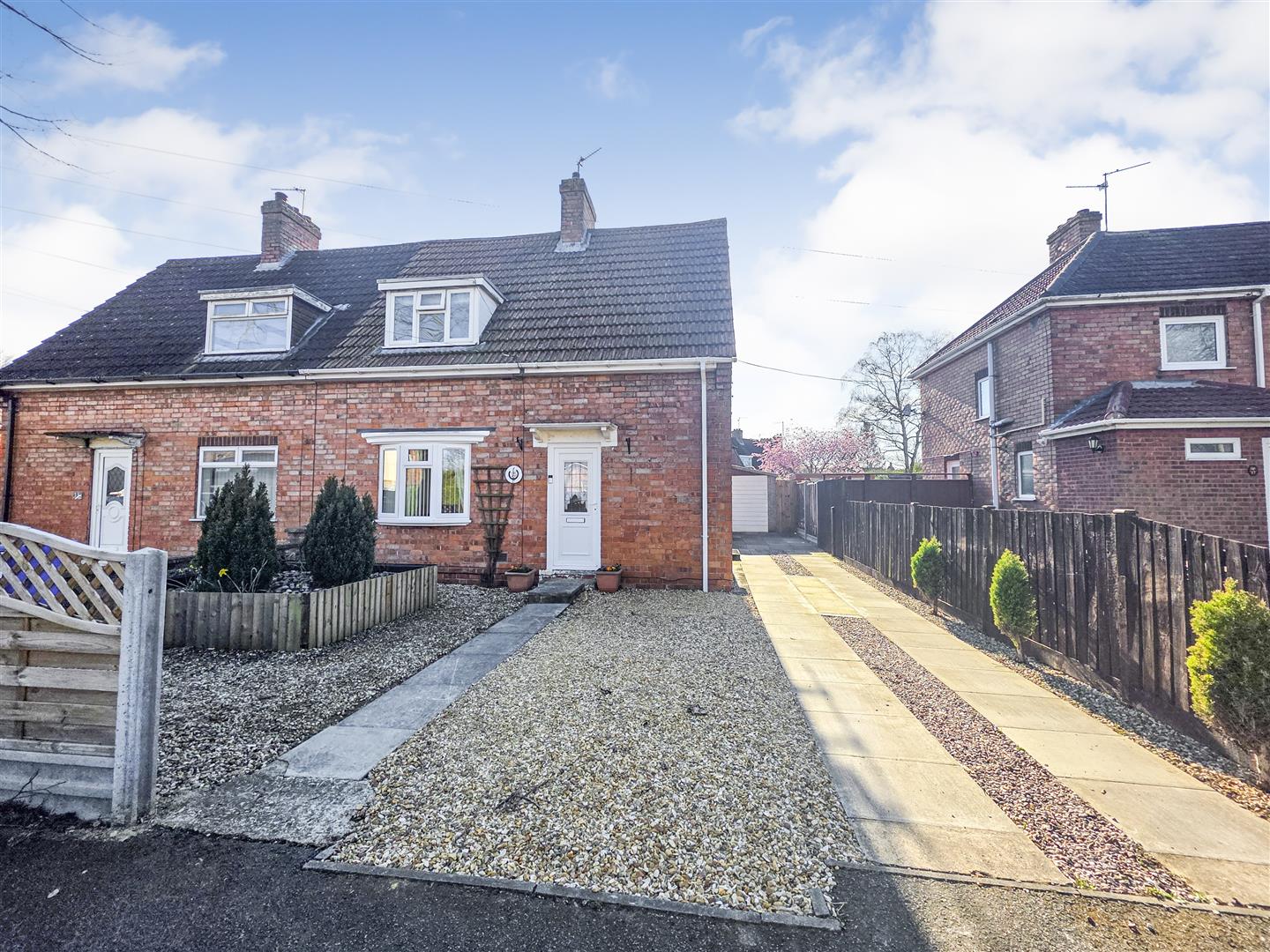 2 bedroom Semi-detached house Under Offer
