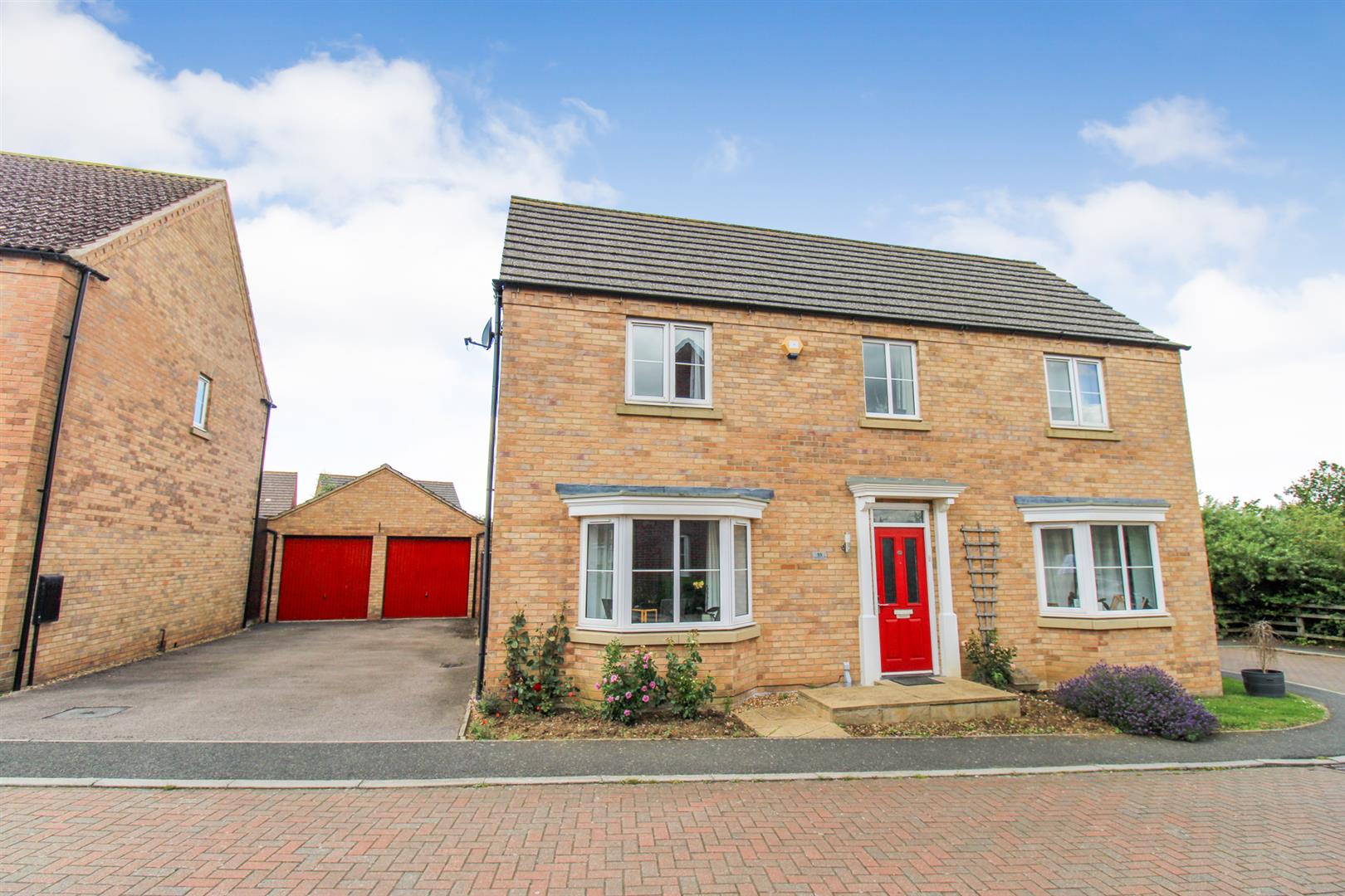 4 bedroom Detached house Under Offer