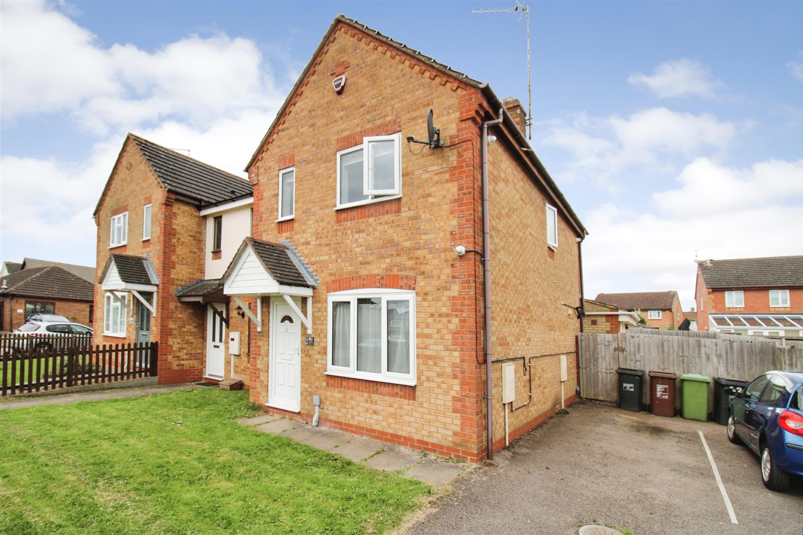 3 bedroom Semi-detached house Under Offer
