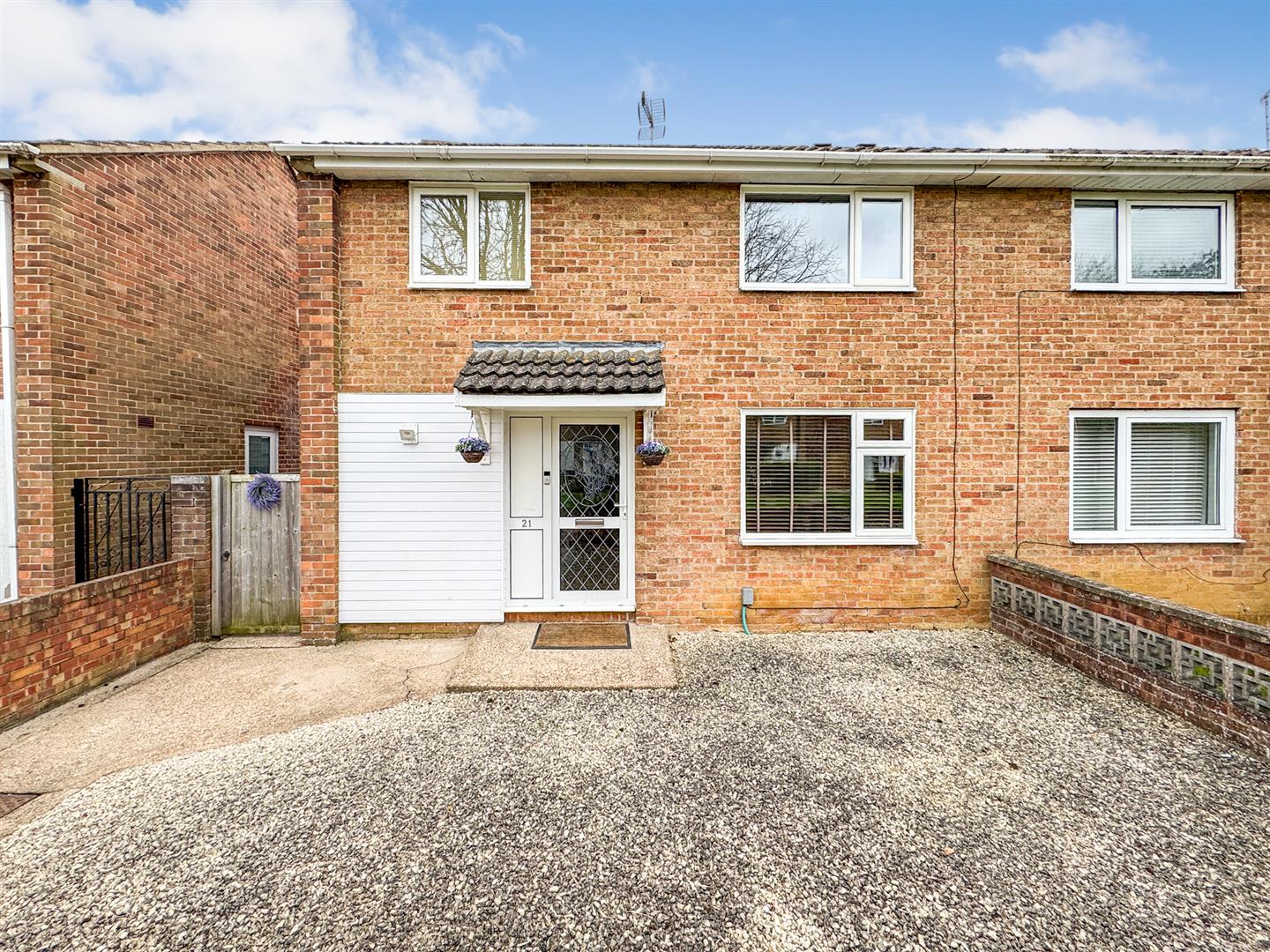 3 bedroom Semi-detached house Under Offer
