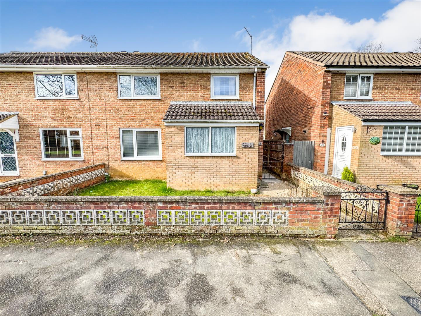 3 bedroom Semi-detached house Under Offer