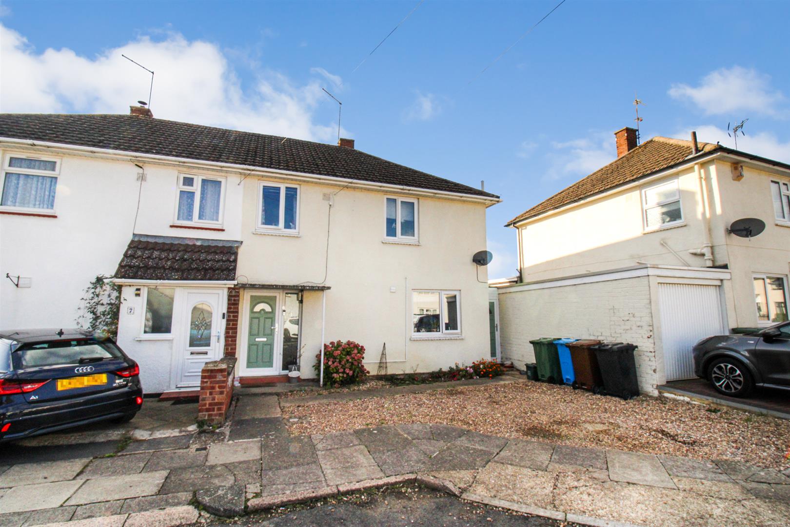 3 bedroom Semi-detached house Under Offer