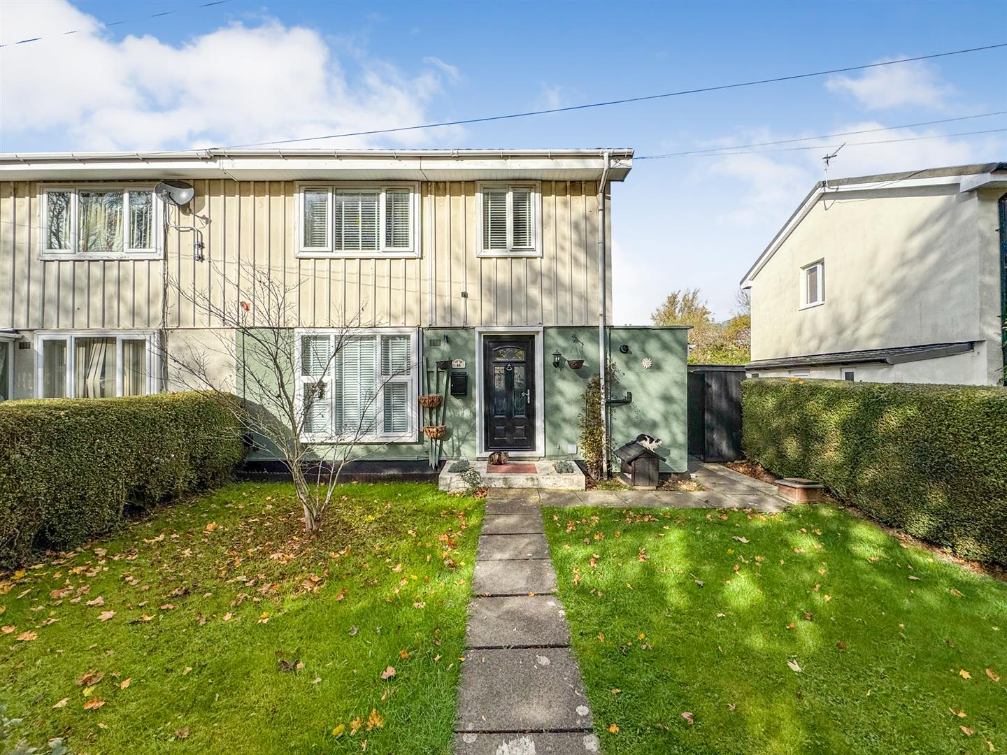 3 bedroom Semi-detached house Under Offer