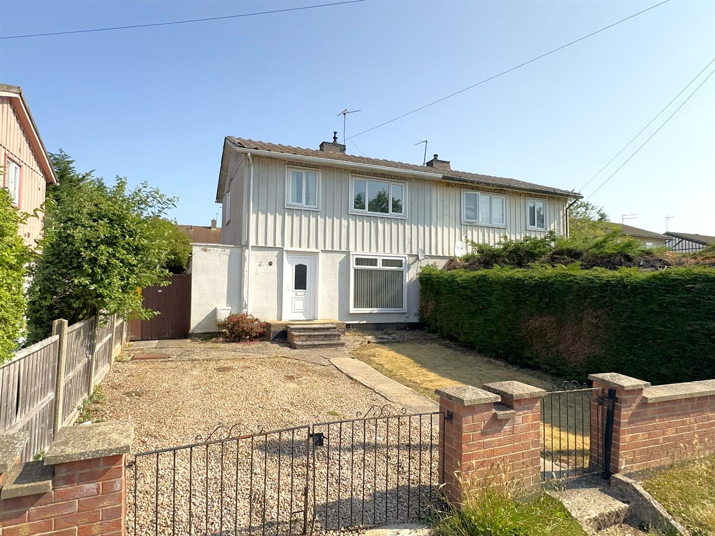 3 bedroom Semi-detached house Under Offer