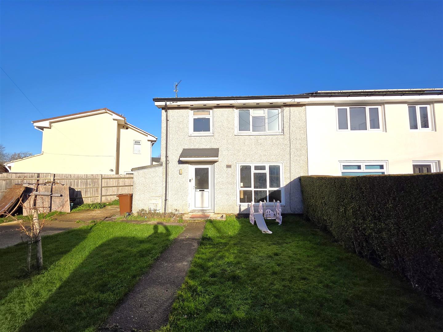 3 bedroom Semi-detached house Under Offer