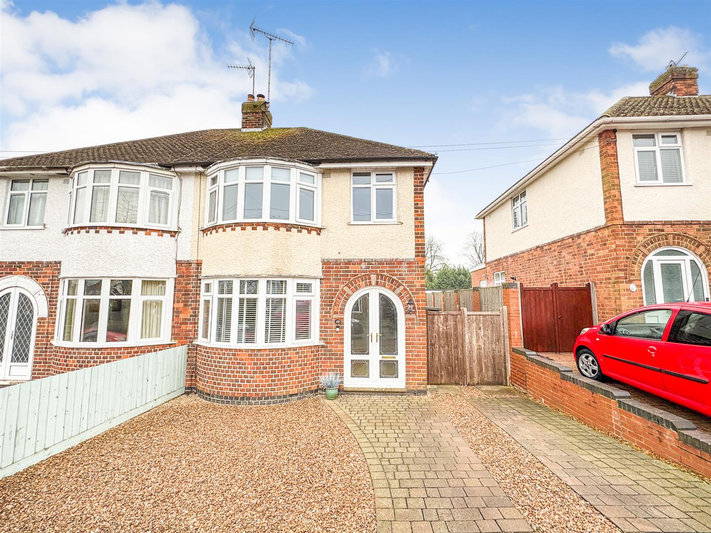 3 bedroom Semi-detached house Under Offer