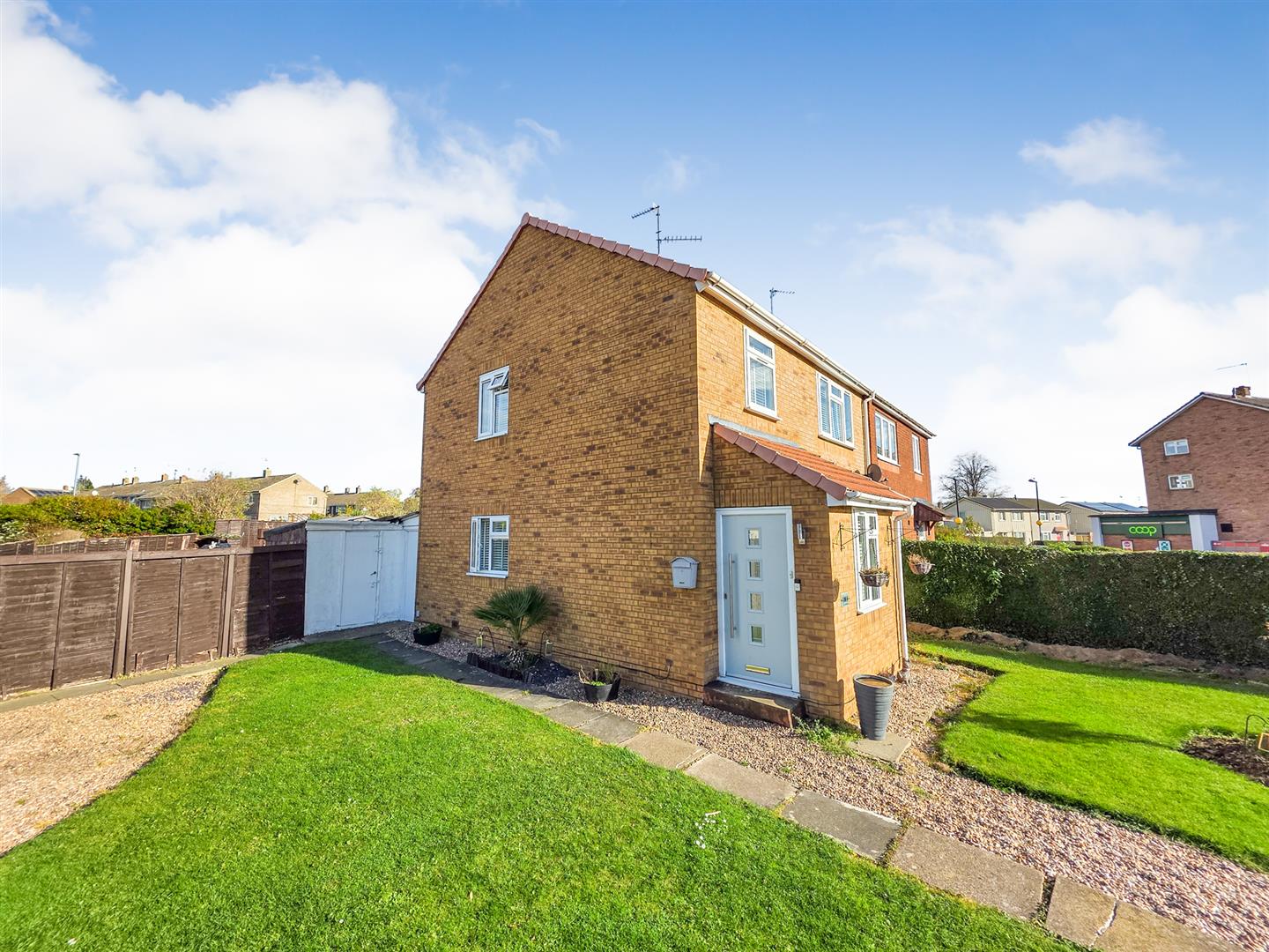3 bedroom Semi-detached house Under Offer