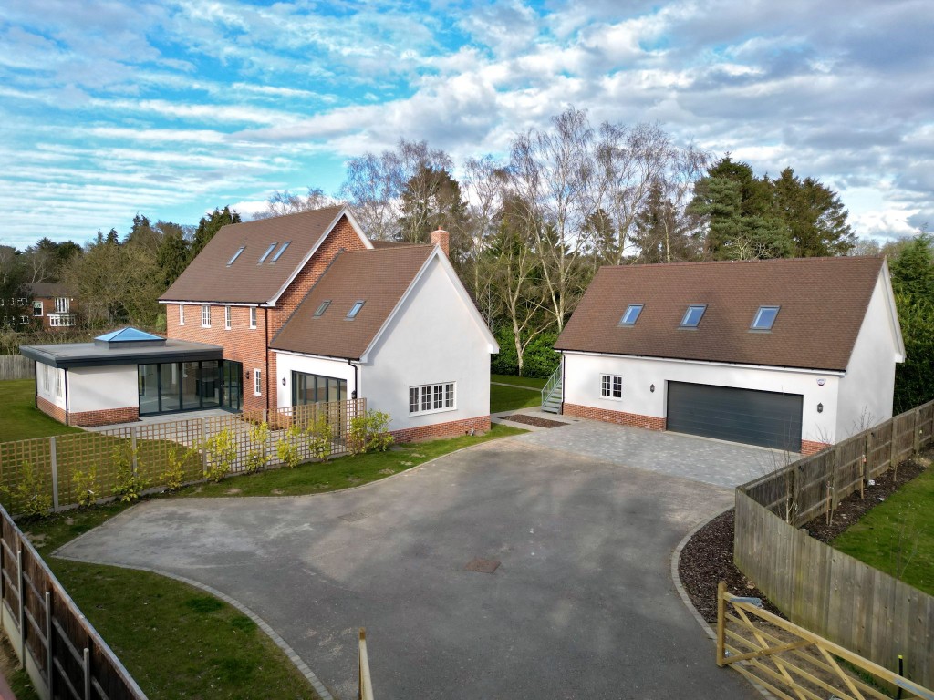 7 bedroom Detached house Under Offer