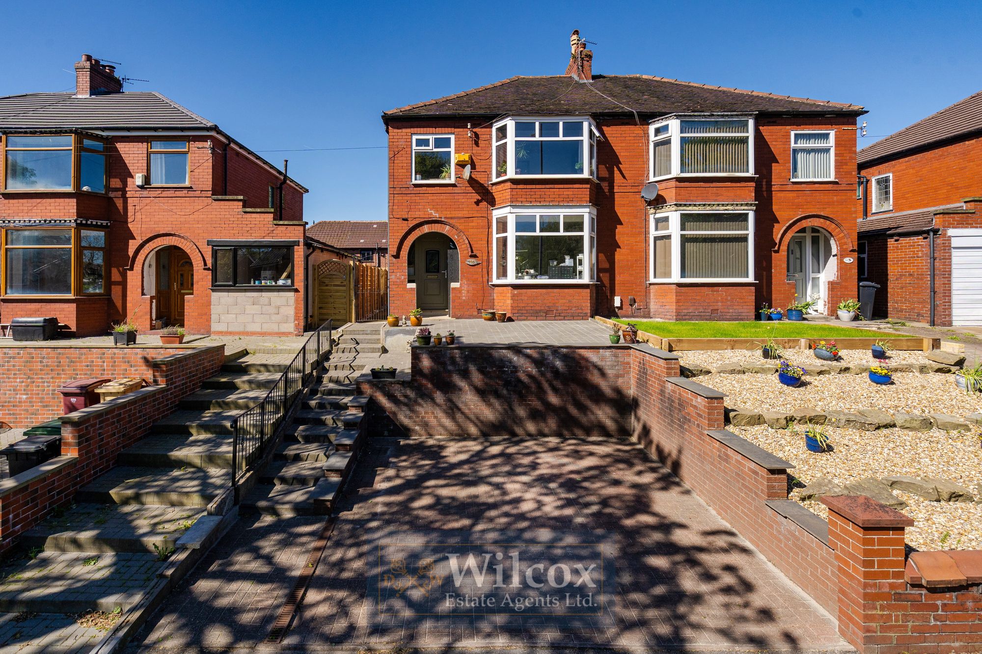 3 bedroom Semi-detached house Under Offer