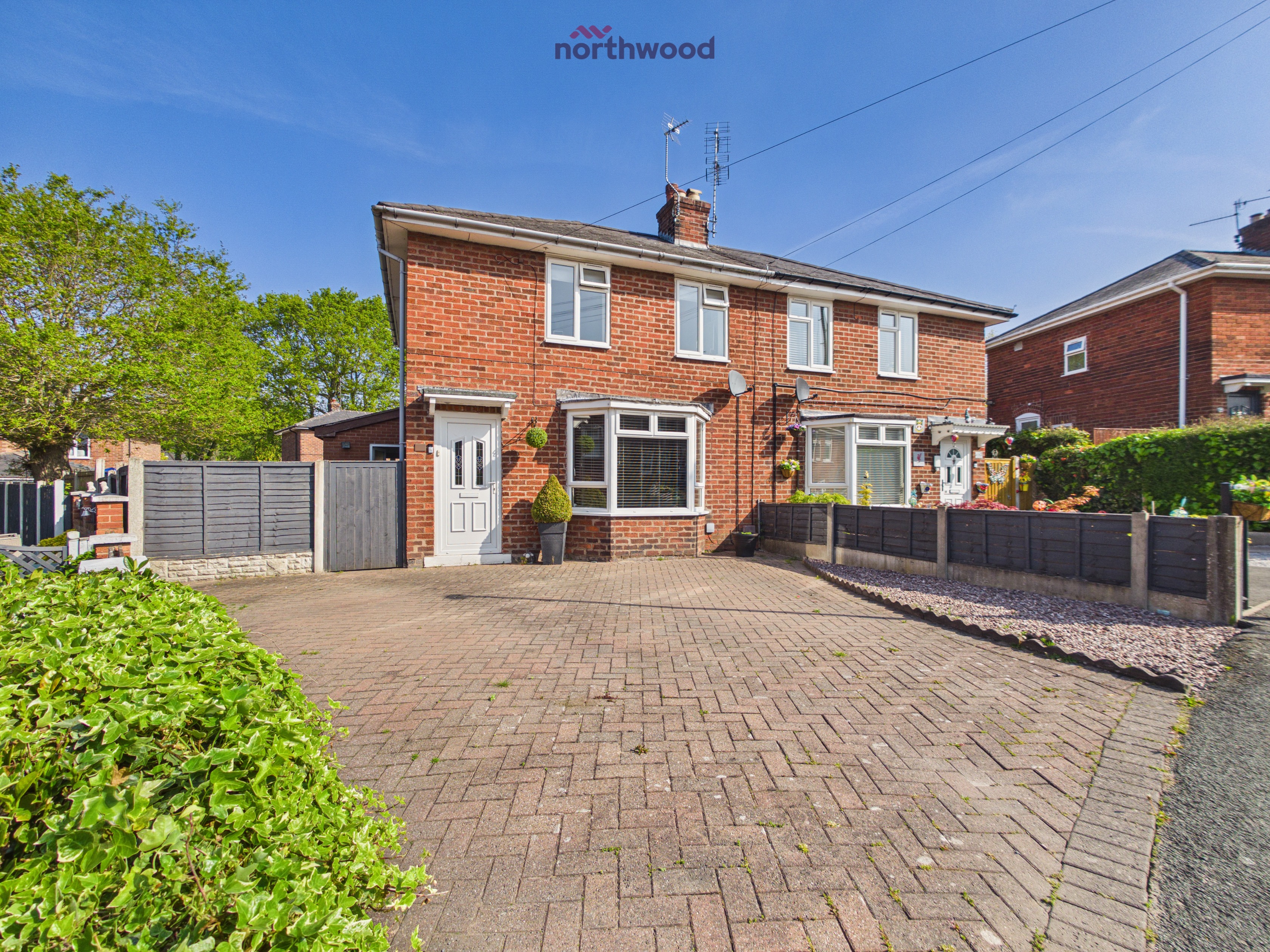3 bedroom Semi-detached house Under Offer