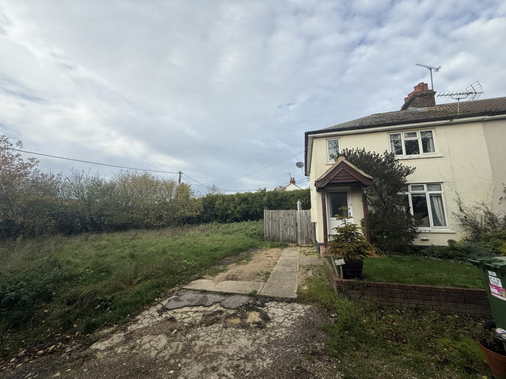 2 bedroom Semi-detached house To Let