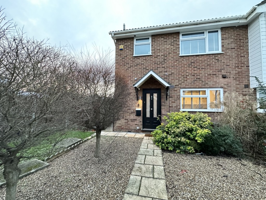 3 bedroom Semi-detached house Let