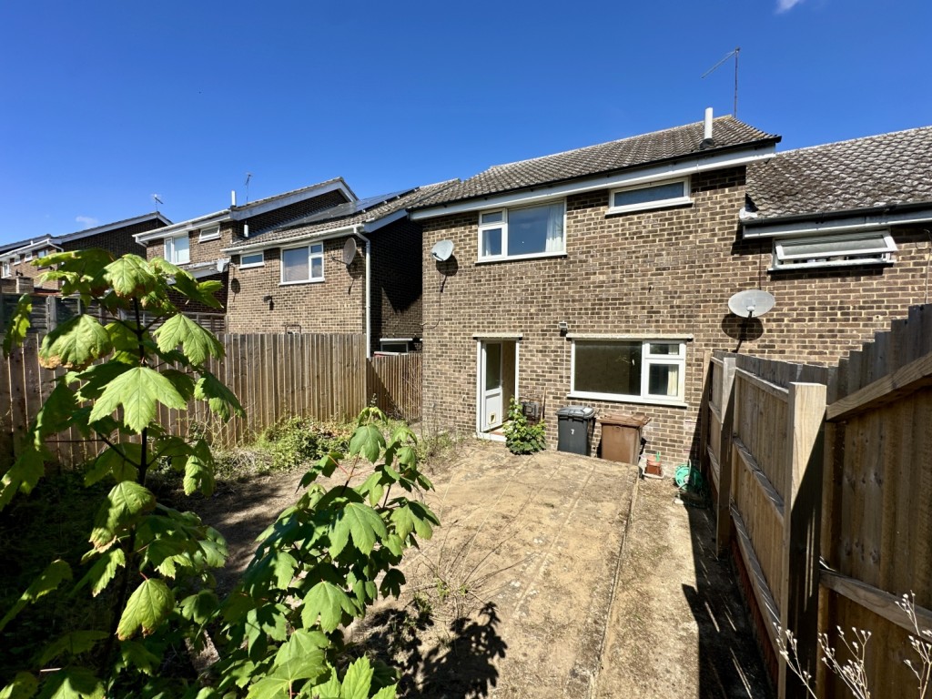 3 bedroom Semi-detached house Under Offer