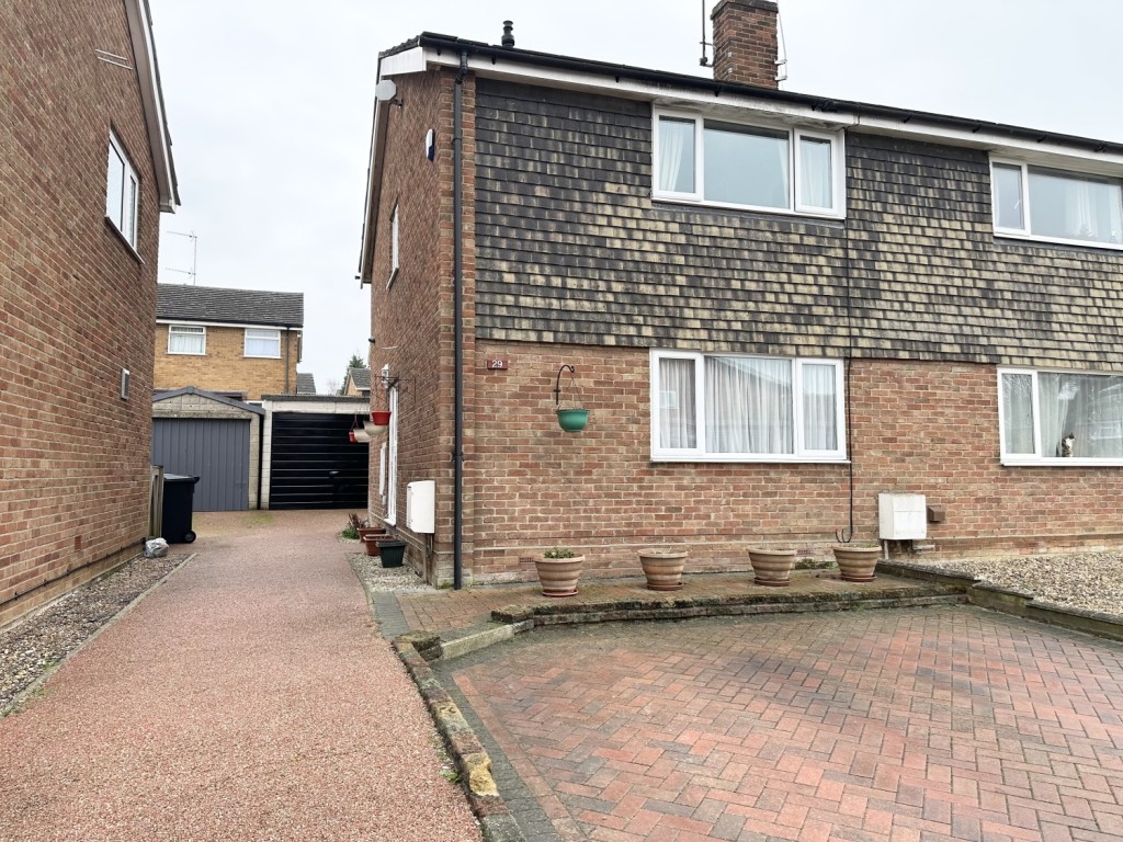 3 bedroom Semi-detached house Let
