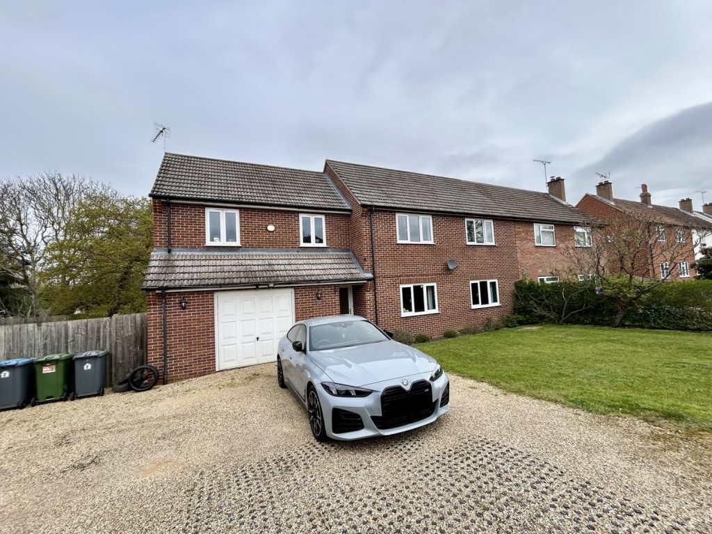 4 bedroom Semi-detached house Let