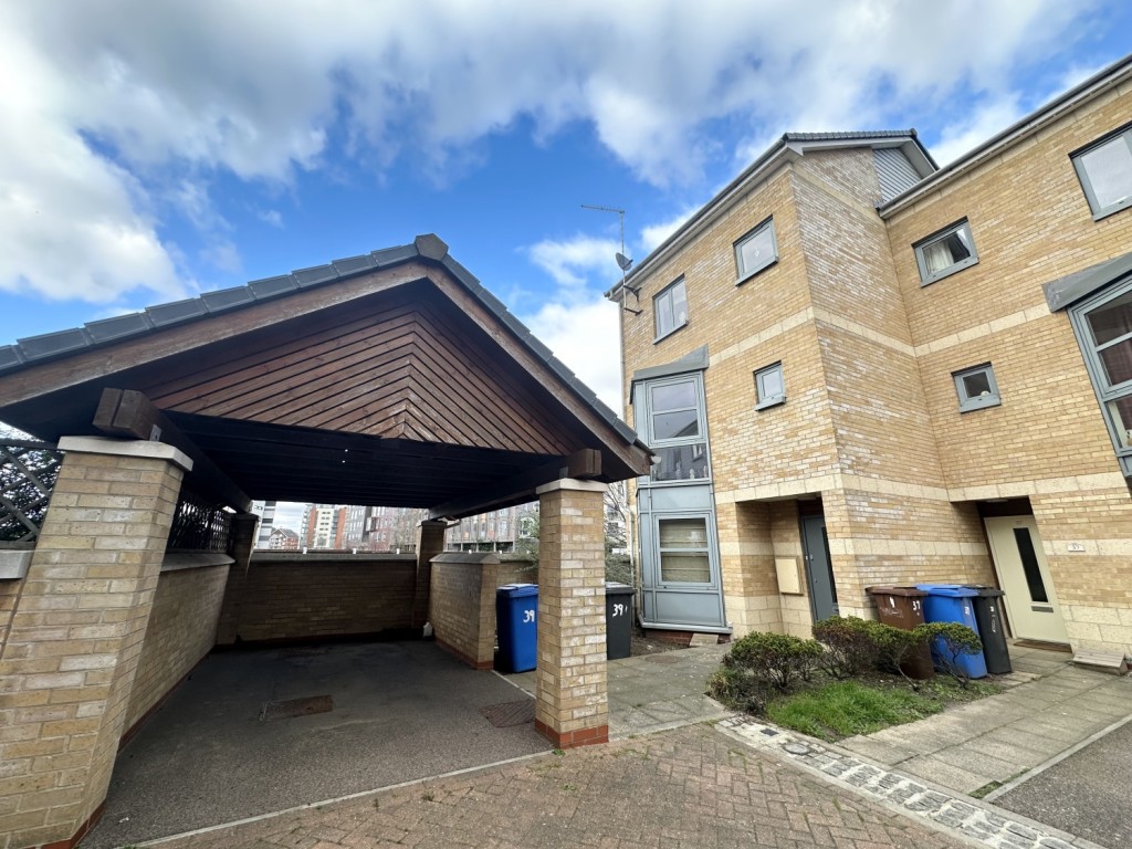 4 bedroom Town house Let
