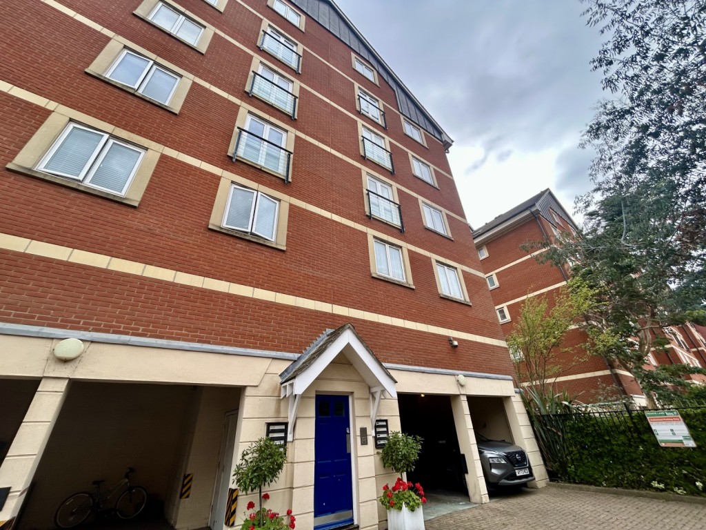 4 bedroom Apartment Let