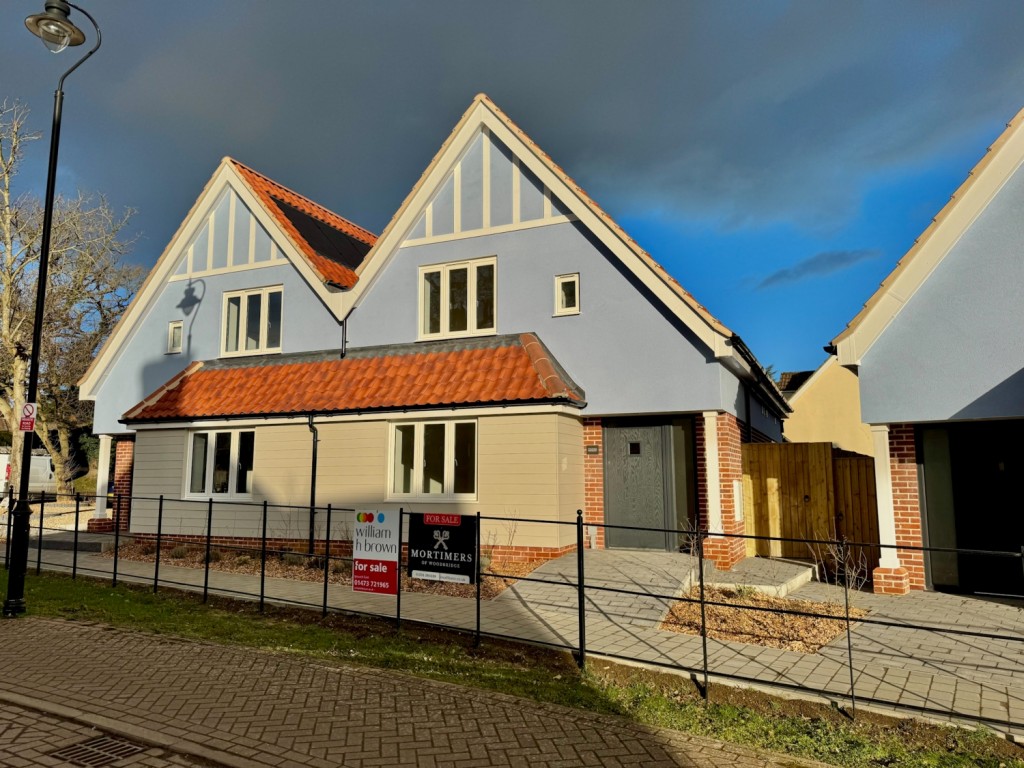 3 bedroom Semi-detached house To Let