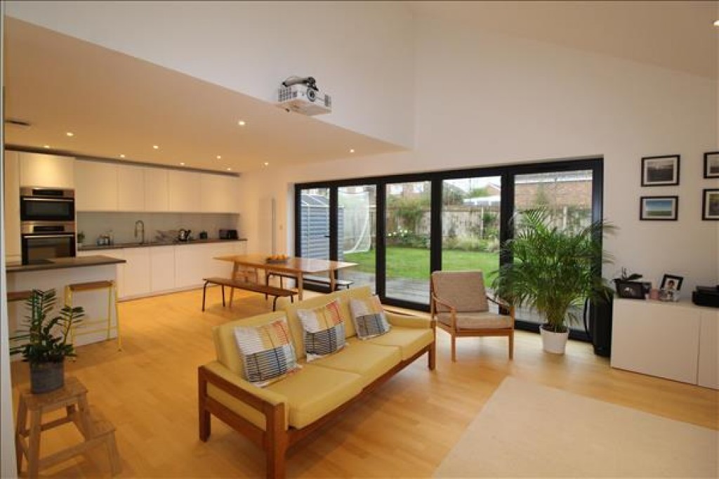 4 bedroom Detached bungalow Let