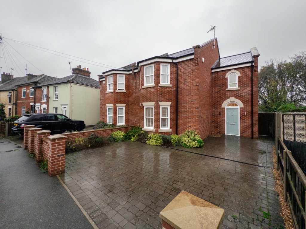 4 bedroom Semi-detached house Under Offer