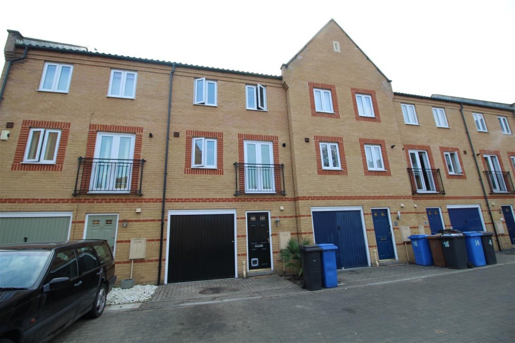 3 bedroom Town house Let