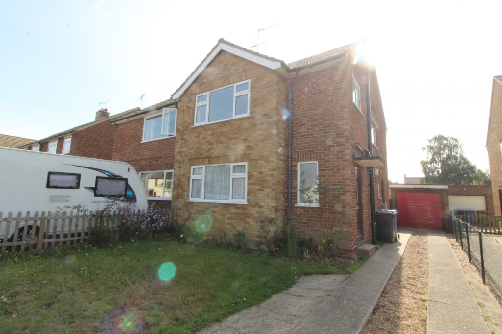 3 bedroom Semi-detached house Let