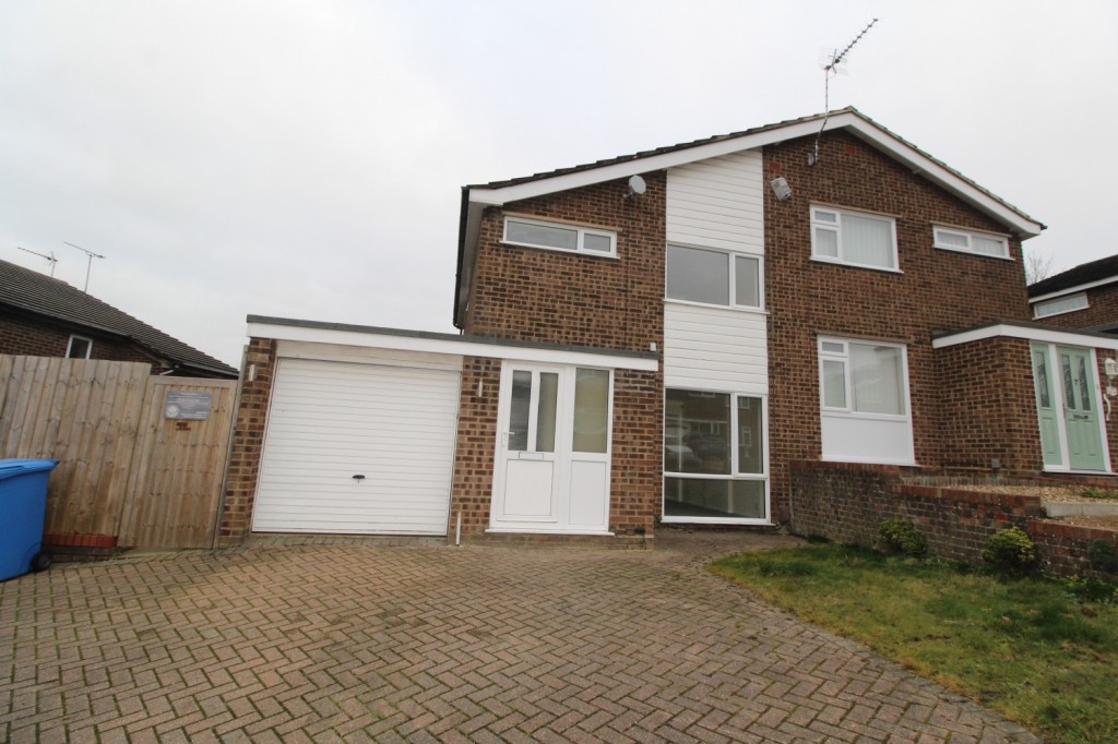 3 bedroom Semi-detached house Let