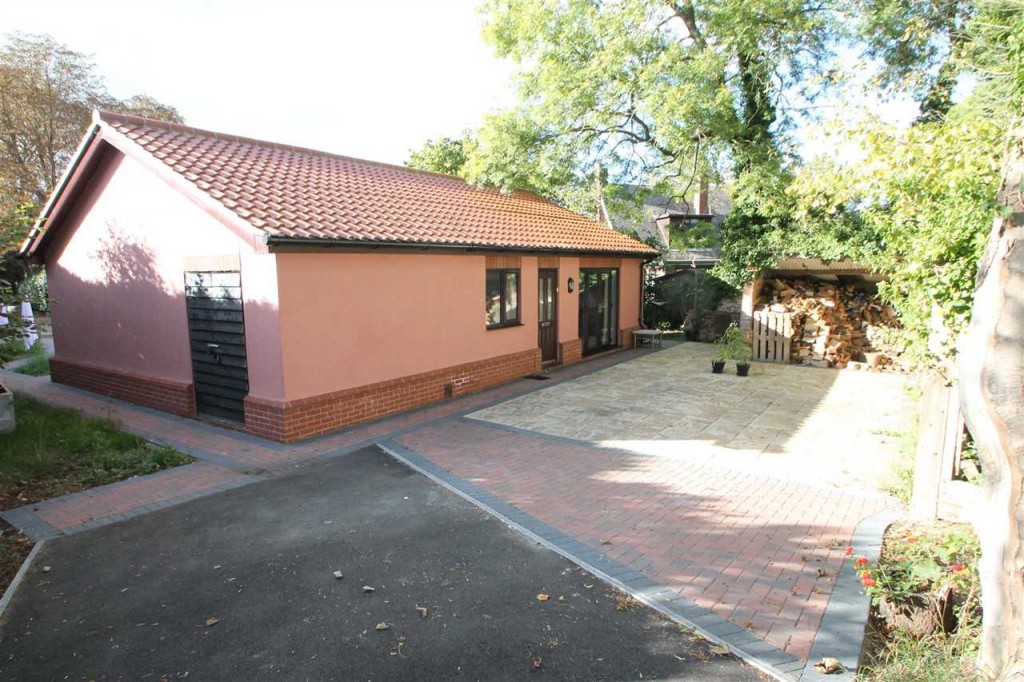 3 bedroom Detached bungalow Let
