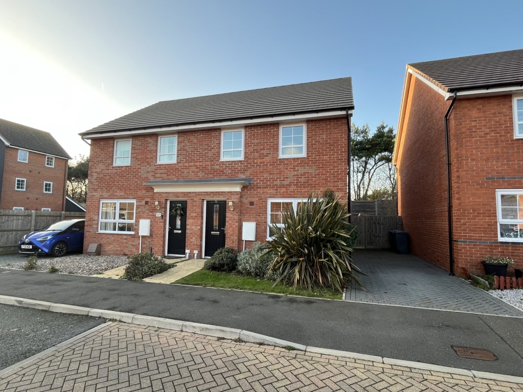 3 bedroom Semi-detached house Let