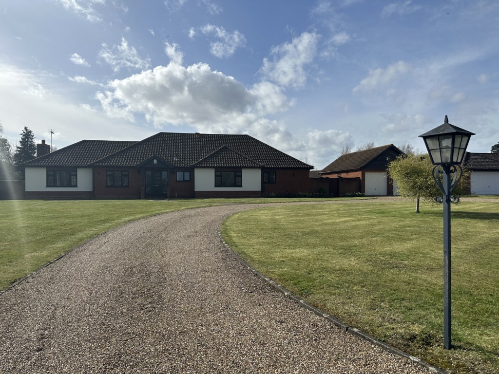 4 bedroom Detached bungalow To Let