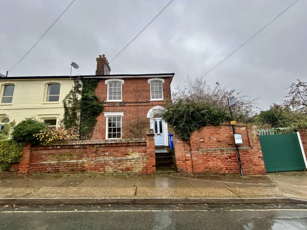 3 bedroom Semi-detached house Let