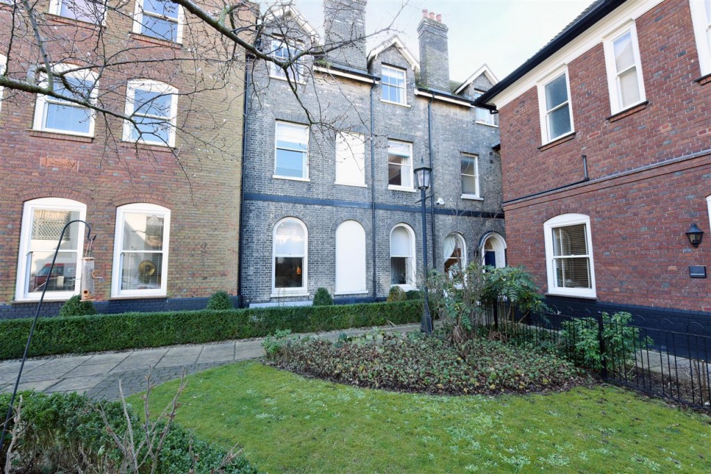 5 bedroom Terraced House To Let