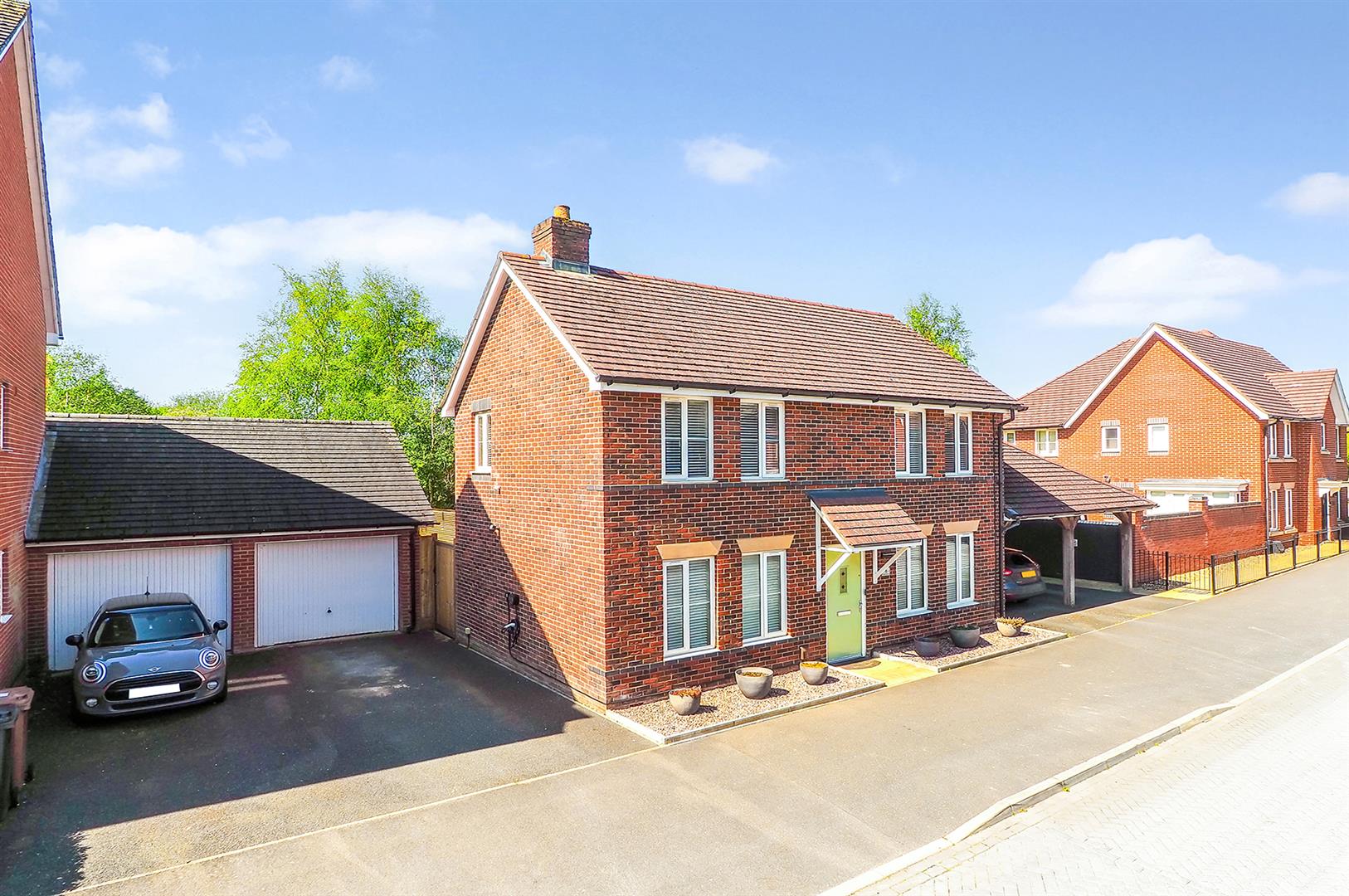 3 bedroom Detached house Under Offer