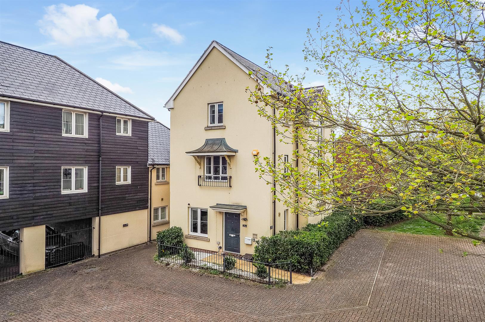 4 bedroom Semi-detached house For Sale