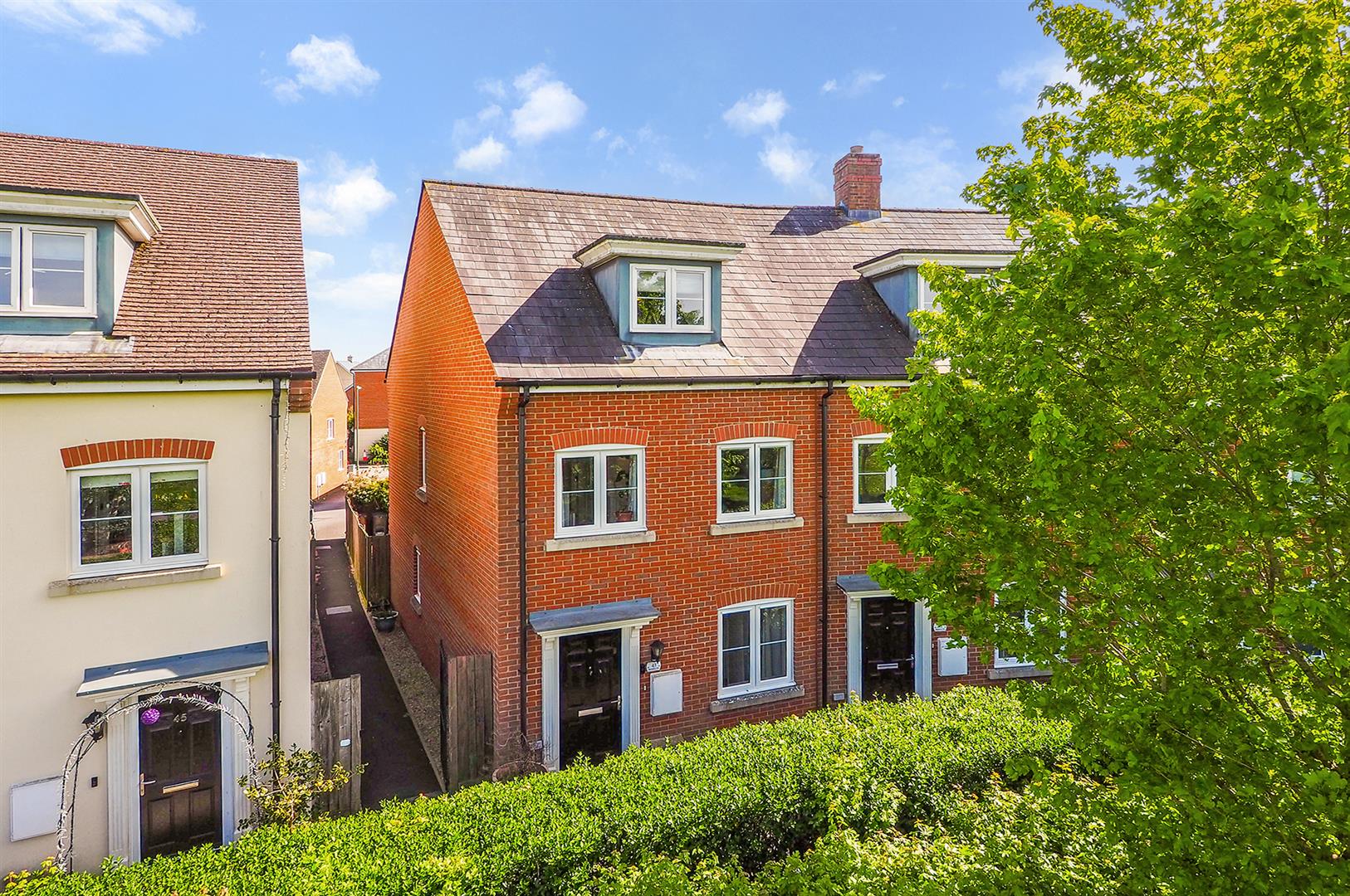 3 bedroom End of terrace house Under Offer