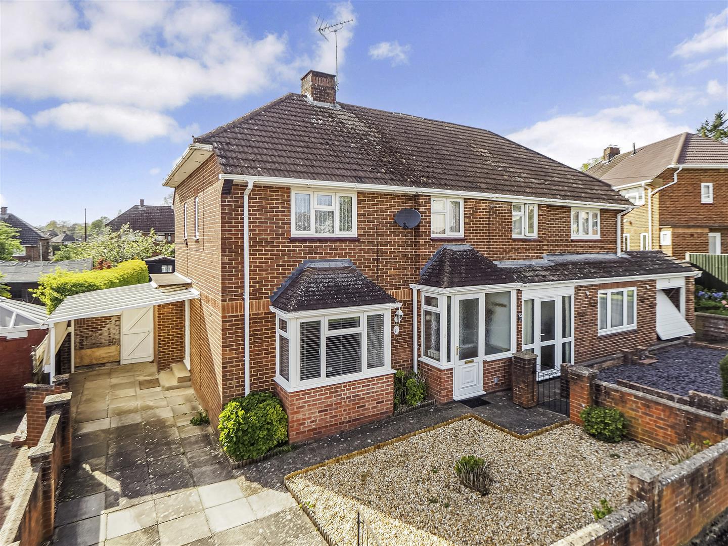 3 bedroom Semi-detached house Under Offer