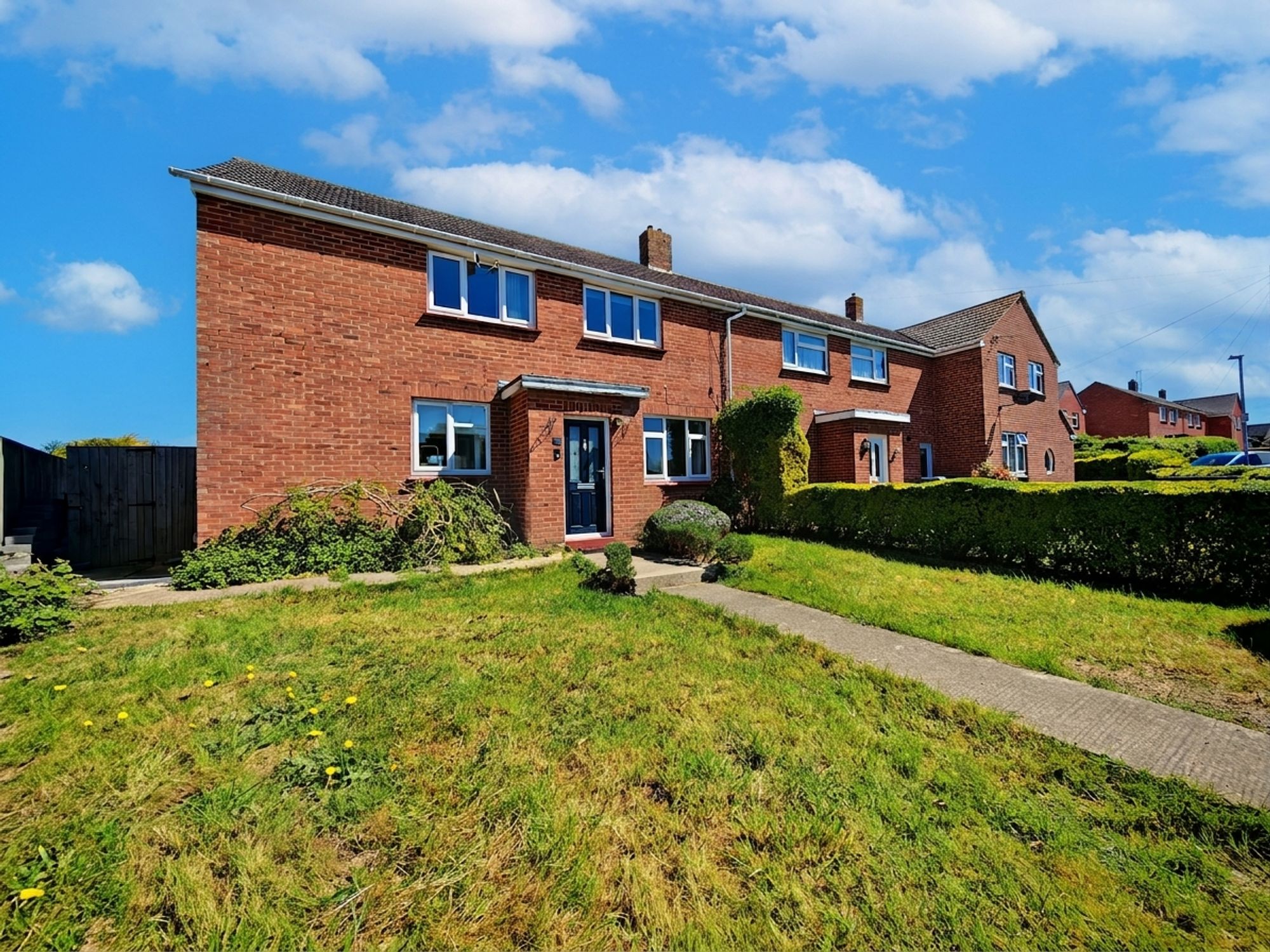 3 bedroom End of terrace house Under Offer