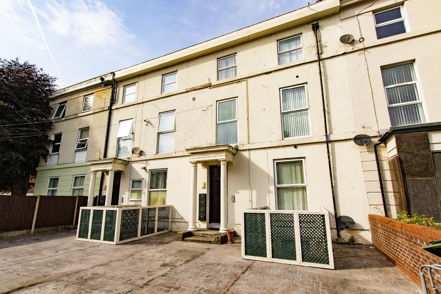 2 bedroom Flat To Let