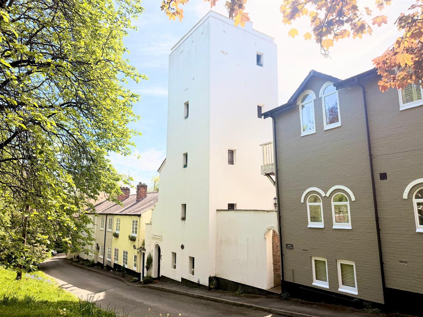 5 bedroom Link detached house For Sale