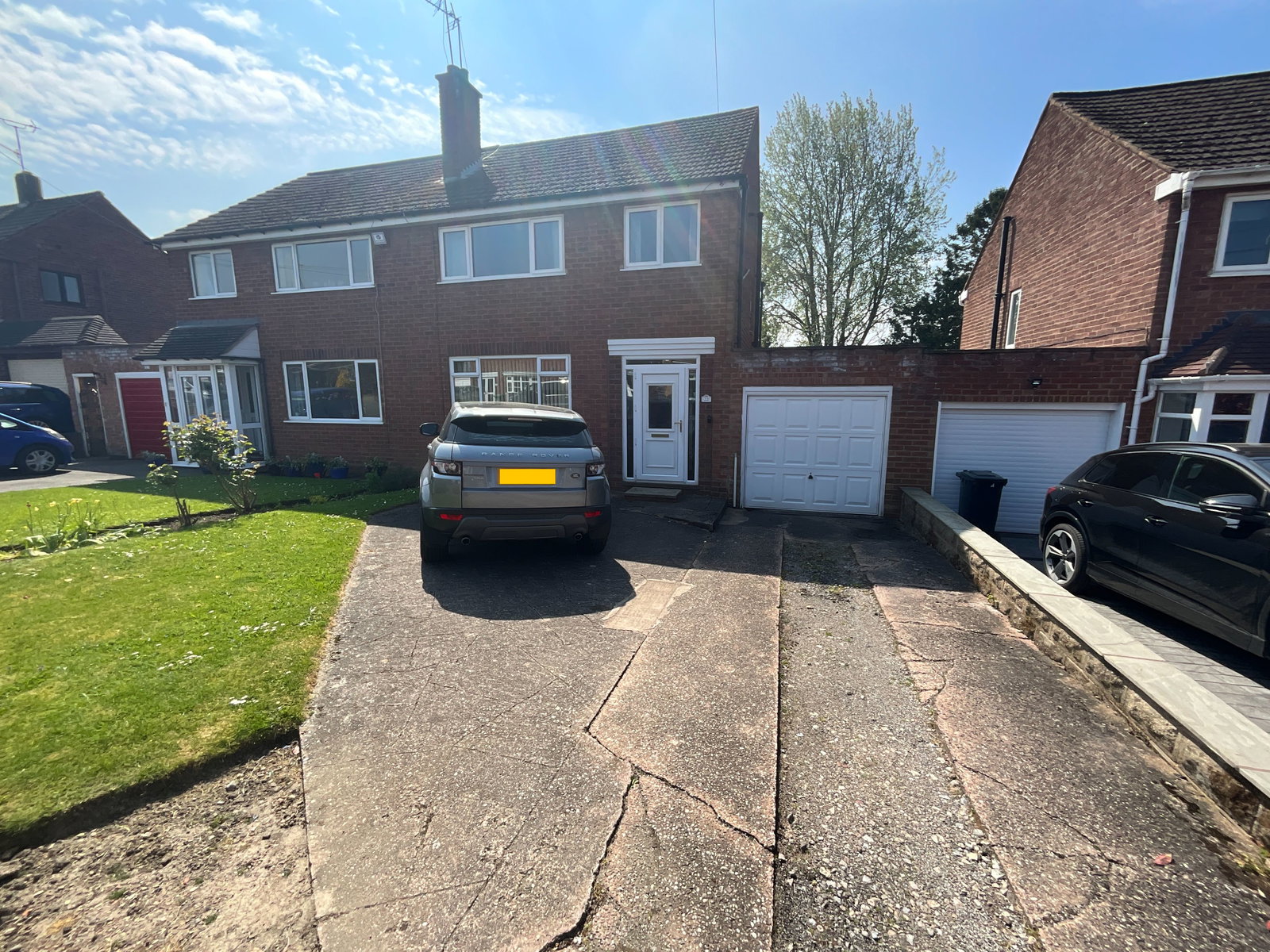 3 bedroom Semi-detached house Under Offer