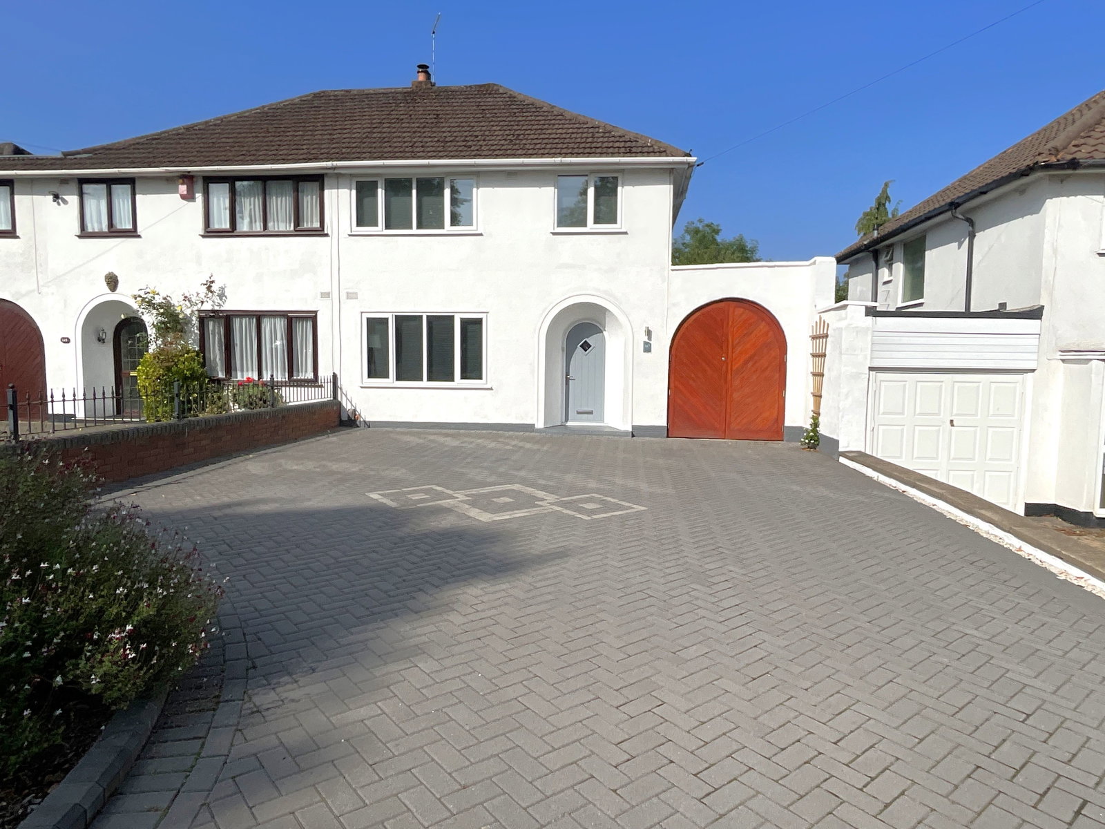 3 bedroom Semi-detached house Under Offer